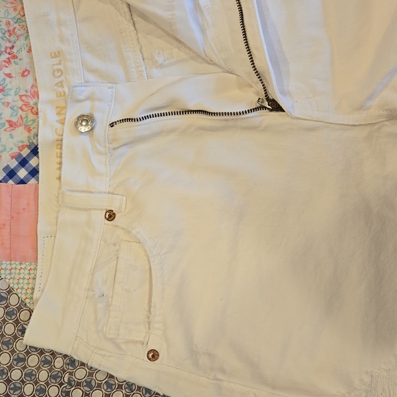 American Eagle White High Rise Denim Mom Short | Size 8 - Picture 4 of 8